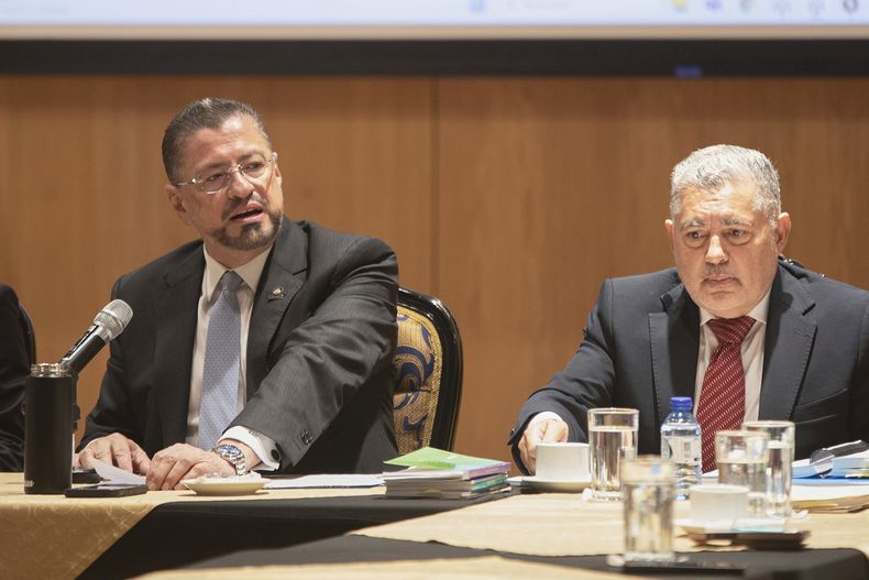 El presidente costarricense, Rodrigo Chaves, habla junto al abogado José Miguel Villalobos ante una comisión legislativa que analiza una solicitud de la Corte Suprema para que se le retire la inmunidad y pueda ser juzgado por presuntos cargos de corrupción en San José, Costa Rica, el viernes 22 de agosto de 2025. (Foto AP/José Díaz)