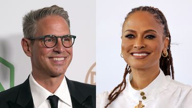 En esta combinación de fotografías Greg Berlanti en la 33a entrega anual de los Premios del Sindicato de Productores en Los Angeles el 19 de marzo de 2022, izquierda, y la directora Ava Duvernay en la sesión fotográfica de la película Origin en la 80a edición del Festival de Cine de Venecia en Venecia, Italia, el 6 de septiembre de 2023. Berlati y Duvernay fueron de los productores mejor calificados en la nueva lista de inclusión y diversidad de la Iniciativa de Inclusión Annenberg de la Universidad del Sur de California y la Fundación Adobe. (Foto AP)