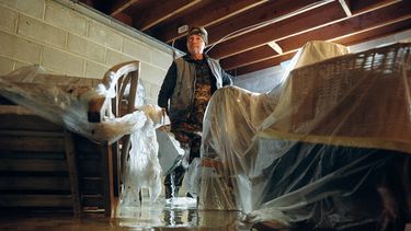 Bernard Dowd inspecciona su sótano inundado en Sea Bright, Nueva Jersey, el 27 de septiembre del 2026. (AP foto/Andres Kudacki)