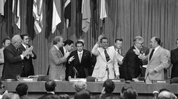 ARCHIVO - El presidente estadounidense Jimmy Carter aplaude mientras el general Omar Torrijos alza una mano tras la firma y el intercambio de tratados en Ciudad de Panamá el 16 de junio de 1978, dándole control del Canal de Panamá a Panamá a partir del año 2000. (AP Foto, archivo)