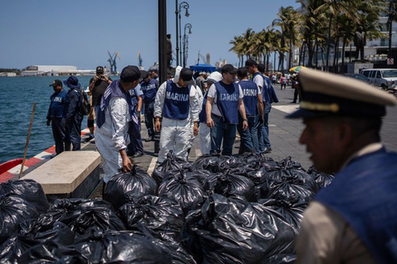 Bolsas llenas de sargazo manchado de petróleo, recolectadas por marineros de la Armada mexicana, permanecen en un puerto en el estado de Veracruz, México, el jueves 26 de marzo de 2026, luego de que las autoridades mexicanas informaran que un derrame de petróleo en el golfo de México se originó en una embarcación no identificada y dos filtraciones naturales de crudo. (AP Foto/Félix Márquez)