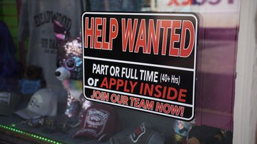 EEUU agrega 559.000 empleos; empresas no hallan trabajadores