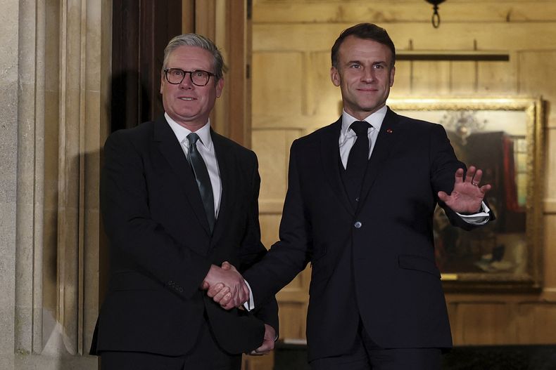 ARCHIVO - El primer ministro británico, Keir Starmer, a la izquierda, y el presidente de Francia, Emmanuel Macron, estrechan la mano antes de una reunión bilateral en Chequers, cerca de Aylesbury, Inglaterra, el jueves 9 de enero de 2025. (Toby Melville/Pool Foto via AP, Archivo)