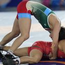 La mexicana Mariana Díaz y la colombiana Alisson Cardozo luchan en la división de 50 kilogramos en los Juegos Centroamericanos y del Caribe, el viernes 30 de junio de 2023, en San Salvador (AP Foto/Arnulfo Franco)