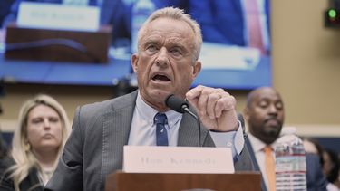 El secretario de Salud y Servicios Humanos, Robert F. Kennedy Jr., testifica durante una audiencia ante el Comité de Energía y Comercio de la Cámara de Representantes, el 24 de junio de 2025, en Washington. (AP Foto/Mariam Zuhaib)