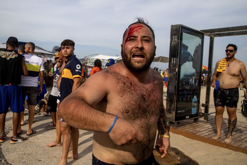 Un hincha argentino grita tras un enfrentamiento con seguidores del Fluminense en la playa de Copacabana, el viernes 3 de noviembre de 2023 (AP Foto/Bruno Kaiuka)