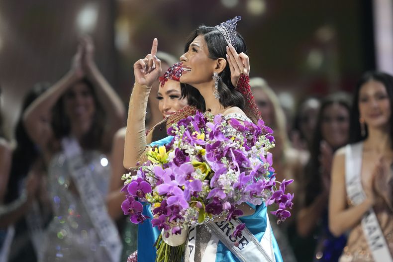 Miss Nicaragua Sheynnis Palacios reacciona tras ser coronada Miss Universo en la 72a edición de Miss Universo en San Salvador, El Salvador, el sábado 18 de noviembre de 2023. (Foto AP/Moisés Castillo)