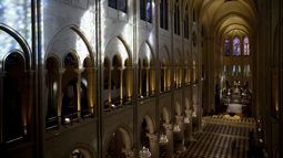 La nave de la catedral de Notre Dame de París mientras el presidente francés Emmanuel Macron visita el interior restaurado del monumento, el viernes 29 de noviembre de 2024. (Sarah Meyssonnier/Pool vía AP)