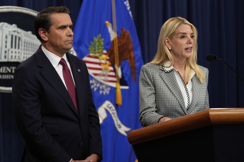 La secretaria de Justicia Pam Bondi habla mientras la escucha el subsecretario de Justicia, Todd Blanche, en una conferencia de prensa sobre el salvadoreño Kilmar Ábrego García el viernes 6 de junio de 2025, en el Departamento de Justicia en Washington. (AP Foto/Julia Demaree Nikhinson)