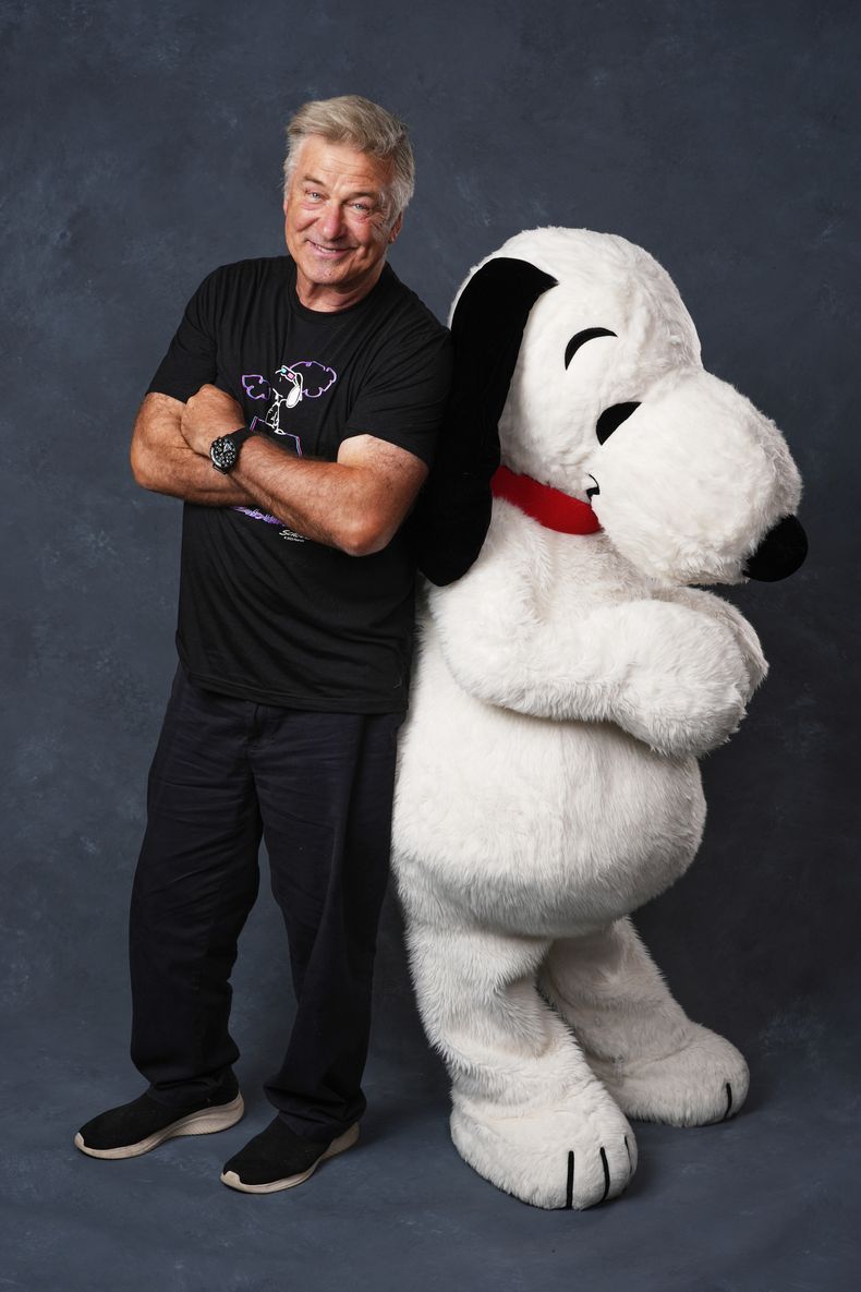 Alec Baldwin, a la izquierda, y una persona vestida como el personaje Snoopy de Peanuts posan para un retrato para promocionar el 75º aniversario de Peanuts durante la Comic-Con International el jueves 24 de julio de 2025 en San Diego. (Foto AP/Chris Pizzello)