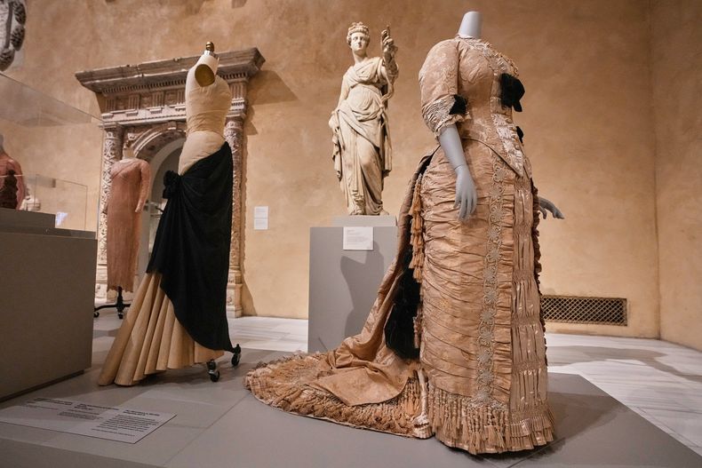 El vestido Bustle de Charles James se exhibe en el Museo Metropolitano de Arte de Nueva York, el lunes 17 de noviembre de 2025, se exhibe durante el anuncio de la próxima exposición de moda de primavera Costume Art, que se inaugurará en la Met Gala en 2026. (Foto AP/Richard Drew)
