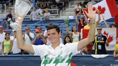 americateve | El canadiense Milos Raonic posa con el trofeo de campe&oacute;n del torneo de Washington, el domingo 3 de agosto de 2014Raonic venci&oacute; 6-1, 6-4 a su compatriota Vasek Pospisil en la final. (AP Foto/Nick Wass)