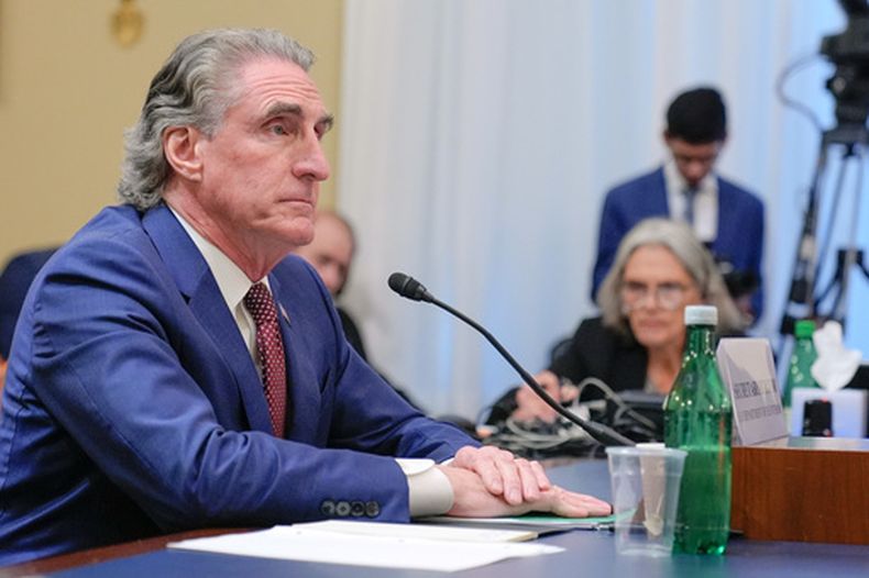 El secretario del Interior, Doug Burgum, comparece ante la Comisión de Recursos Nacionales de la Cámara de Representantes para hablar sobre la solicitud de presupuesto para el Departamento del Interior en el Capitolio, el miércoles 13 de mayo de 2026, en Washington. (Foto AP/Mariam Zuhaib)