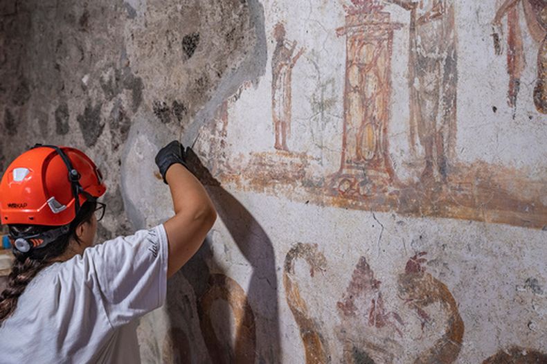 Foto sin fecha difundida el 20 de octubre del 2026 por la Agencia Arqueológica de Pompeya, que muestra a trabajadores en la vivienda de Marcus Fabius Rufus en Pompeya, cerca de Nápoles, Italia. (Silvia Vacca/ Agencia Arqueológica de Pompeya via AP)