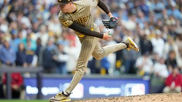 Mason Miller de los Padres de San Diego lanza durante el segundo inning del juego contra los Cerveceros de Milwaukee, el domingo 4 de octubre de 2026, en Milwaukee. (AP Foto/Kayla Wolf)