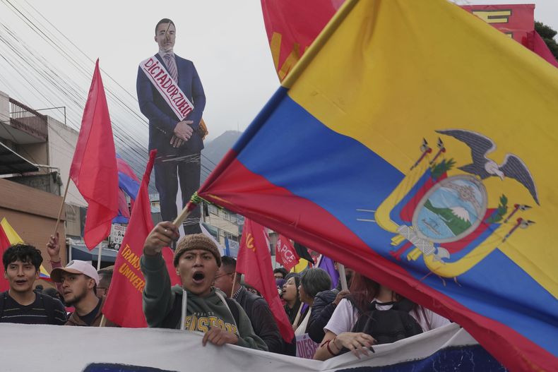 La gente participa en protestas después de que el presidente Daniel Noboa eliminara el subsidio al diésel en Quito, Ecuador, el martes 16 de septiembre de 2025. (Foto AP/Dolores Ochoa)