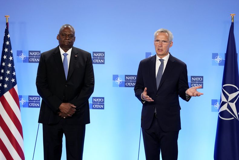 El secretario general de la OTAN, Jens Stoltenberg (derecha), y el secretario de Defensa de Estados Unidos, Lloyd Austin, hablan con los medios de comunicación en el marco de una reunión de la OTAN en Bruselas, el jueves 12 de octubre de 2023. (AP Foto/Virginia Mayo)