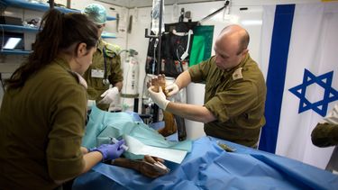 americateve | Miembros del ej&eacute;rcito israel&iacute; atienden a un sirio que result&oacute; herido en la guerra civil de Siria, en un hospital militar ubicado en los Altos del Gol&aacute;n cerca de la frontera siria, el martes 18 de febrero de 2014. (Foto AP/Menah