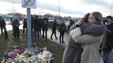 Un grupo de personas se congregan en un monumento improvisado para recordar a las víctimas de un tiroteo en un centro educativo para adultos, a las afueras de Orebro, Suecia, el 5 de febrero de 2025. (AP Foto/Sergei Grits)