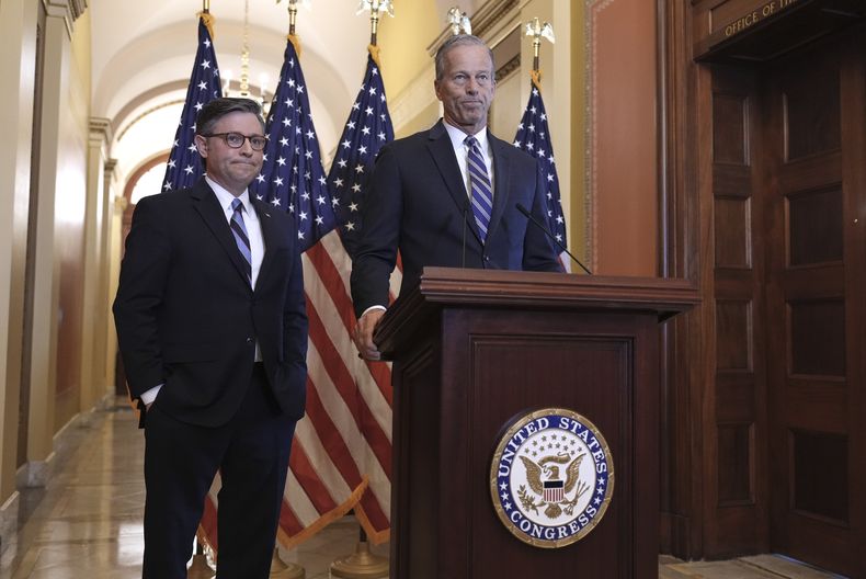 A la izquierda, el presidente de la Cámara de Representantes, Mike Johnson, republicano por Luisiana, y el líder de la mayoría del Senado, John Thune, republicano por Dakota del Sur, hacen declaraciones a los periodistas sobre un proyecto fiscal, en el Capitolio, en Washington, el jueves 10 de abril de 2025. (AP Foto/J. Scott Applewhite)