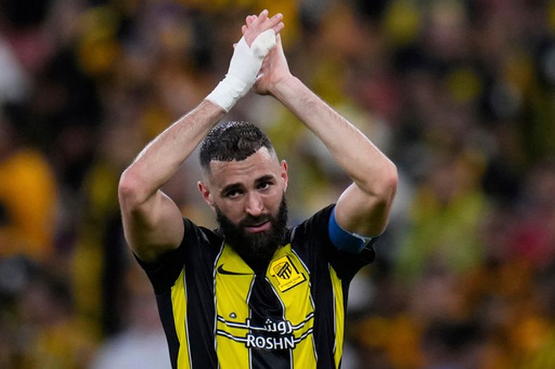 Karim Benzema celebra al final de un partido con Al Ittihad ante Auckland City FC en el Mundial de Clubes, el 12 de diciembre de 2023, en Yeda, Arabia Saudí. (AP Foto/Manu Fernández)