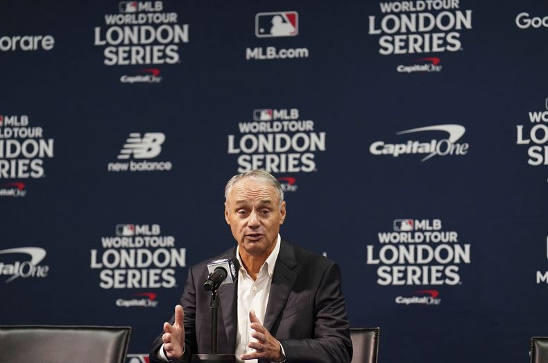 El comisionado de la MLB Robert Manfred habla en conferencia de prensa durante el día de prácticas antes de la serie de la MLB en Londres entre los Cardenales de San Luis y los Cachorros de Chicago el viernes 23 de junio del 2023. (Zac Goodwin/PA via AP)