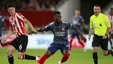 ARCHIVO - El delantero Folarin Balogun (centro) de Arsenal avanza con el balón durante el partido contra Brentford en la Liga Premier inglesa, el 13 de agosto de 2021. Balogun ha decido representar a Estados Unidos. (AP Foto/Ian Walton)