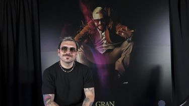 El rapero mexicano Sabino posa para una fotografía para promocionar su álbum Gran, el miércoles 16 de octubre de 2024 en la Ciudad de México. (Foto AP/Berenice Bautista)