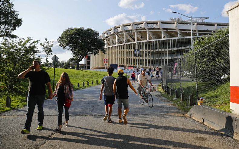 ARCHIVO - Gente se dirige al RFK Stadium en Washington antes del inicio de un partido de fútbol de la MLS entre D.C. United y Toronto FC, el sábado 5 de agosto de 2017. D.C. (AP Photo/Pablo Martinez Monsivais, Archivo)