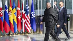 El ministro de Defensa de Ucrania, Rustem Umerov, llega a una reunión de los ministros de Defensa de la OTAN, en la sede de la alianza, en Bruselas, Bélgica, el 10 de abril de 2025. (AP Foto/Geert Vanden Wijngaert)