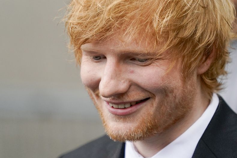 El músico Ed Sheeran sonríe antes de hablar con medios de comunicación fuera de una Corte Federal en Nueva York tras ganar su juicio por violaciones a los derechos de autor el jueves 4 de mayo de 2023 en Nueva York. Un jurado federal concluyó que Sheeran no plagió componentes clave del clásico de Marvin Gaye de la década de 1970 Lets Get It On cuando creó su éxito Thinking Out Loud. (Foto AP/John Minchillo)