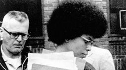 ARCHIVO — Joanne Chesimard, quien utilizaba el nombre de Assata Shakur y era miembro del Partido Pantera Negra y del Ejército de Liberación Negra, sale del juzgado del condado de Middlesex, en New Brunswick, Nueva Jersey, el 25 de abril de 1977. (AP Foto/Archivo)
