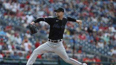 Braxton Garrett de los Marlins de Miami lanza ante los Nacionales de Washington, el sábado 17 de junio de 2023, en Washington. (AP Foto/Luis M. Álvarez)