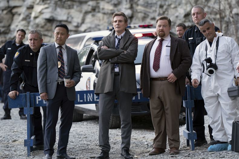 Esta imagen difundida por Paramount Pictures muestra, en primer plano y de izquierda a derecha, a Eddie Yu, Liam Neeson y Paul Walter Hauser, en una escena de The Naked Gun. (Frank Masi/Paramount Pictures via AP)