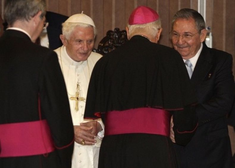 Raúl Castro en la despedida a Benedicto XVI en el Aeropuerto José Martí.