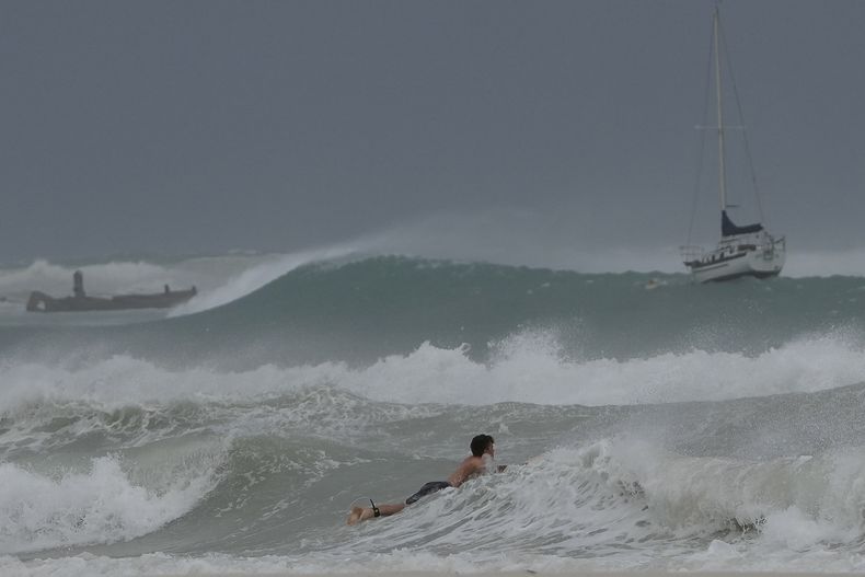 Un surfista desafía las olas en Carlisle Bay al paso del huracán Beryl por Bridgetown, Barbados, 1 de julio de 2024. (AP Foto/Ricardo Mazalan)