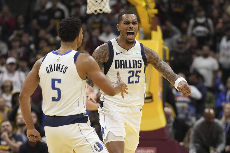 P.J. Washington (25), de los Mavericks de Dallas, festeja un enceste en el duelo del viernes 22 de noviembre de 2024, ante los Nuggets de Denver (AP Foto/Jack Dempsey)