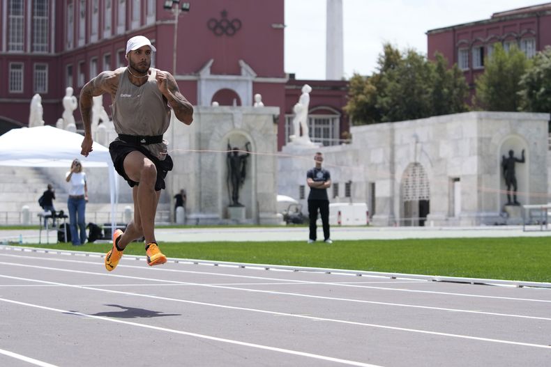 ARCHIVO - El campeón olímpico defensor de los 100 metros, Marcell Jacobs, corre durante una sesión de entrenamiento en el histórico Stadio dei Marmi antes de una reunión de atletismo en Roma, el miércoles 15 de mayo de 2024. Casi nadie fuera de Italia había oído hablar de Marcell Jacobs antes de que sucediera a Usain Bolt como campeón olímpico de 100 metros en Tokio. Han pasado tres años llenos de lesiones, y el italiano nacido en Texas es casi un misterio tan grande ahora como lo era entonces. (AP Foto/Alessandra Tarantino, archivo)