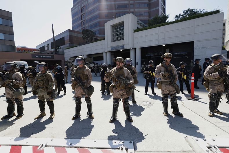 Infantes de la Marina de EEUU y policías frente al Centro Metropolitano de Detención en Los Ángeles, el viernes 4 de julio de 2025. (AP Foto/Jill Connelly)