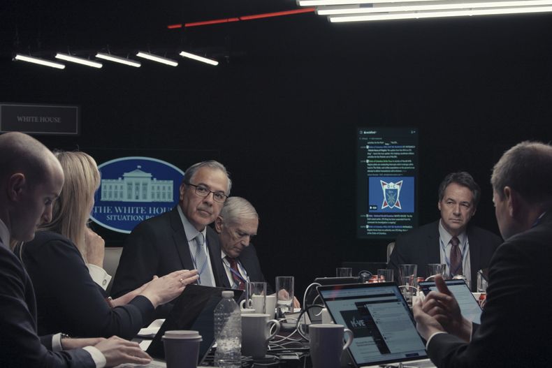 En esta imagen proporcionada por Submarine Deluxe, Lou Caldera, tercero de izquierda a derecha, Wes Clark y Steve Bullock, en una escena de War Game. (Submarine Deluxe vía AP)