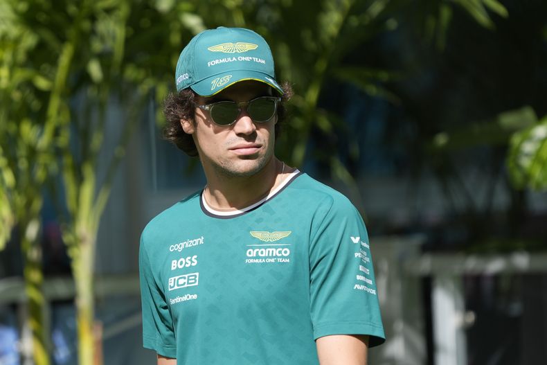 ARCHIVO - Foto del 4 de mayo del 2024, el piloto de Aston Martin Lance Stroll antes de la carrera sprint en el Gran Premio de Miami. El jueves 27 de junio del 2024, Stroll recibe una extensión de contrato. (AP Foto/Wilfredo Lee, Archivo)