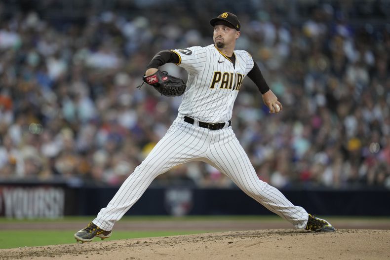 El abridor de los Padres de San Diego Blake Snell trabaja la tercera entrada del encuentro ante los Mets de Nueva York el sábado 8 de julio del 2023. (AP Foto/Gregory Bull)