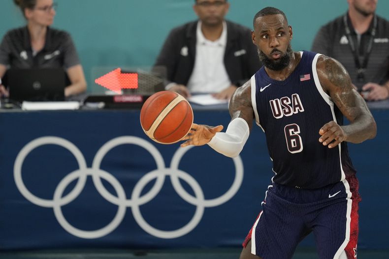 El estadounidense LeBron James (6) pasa el balón durante la final contra Francia en el baloncesto masculino de los Juegos Olímpicos de París, el sábado 10 de agosto de 2024. (AP Foto/Michael Conroy)