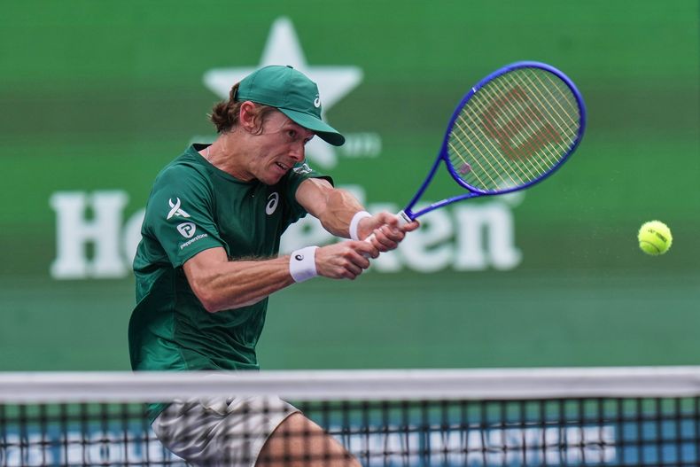 El australiano Alex De Minaur regresa un derechazo del portugués Nuno Borges en el Mastes de Shanghai el miércoles 8 de octubre del 2025. (AP Foto/Andy Wong)
