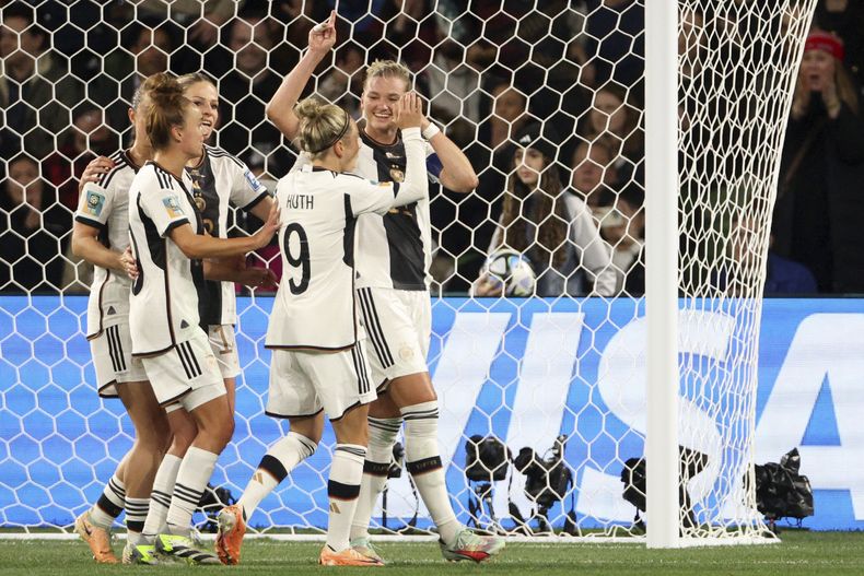 La futbolista alemana Alexandra Popp, a la derecha, celebra tras anotar el segundo tanto de su equipo en un partido contra Marruecos en el Grupo G del Mundial femenino de fútbol, en Melbourne, Australia, el lunes 24 de julio de 2023. (AP Foto/Hamish Blair)