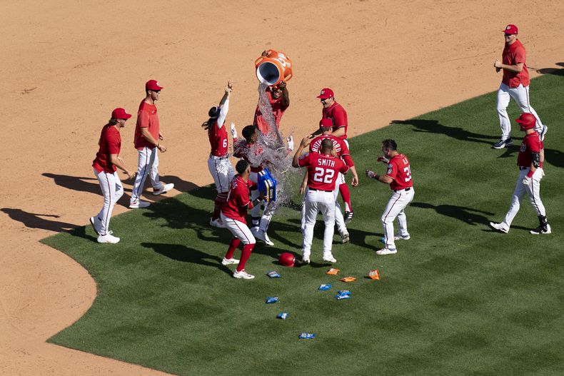 Los Nacionales de Washington celebra tras el jonrón de Jeter Downs en la novena entrada para ganar el encuentro ante los Atléticos de Oakland el domingo 13 de agosto del 2023. (AP Foto/Stephanie Scarbrough)