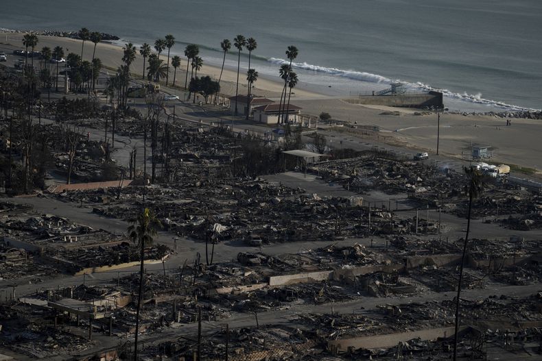 Filas de viviendas residenciales, quemadas por completo por el incendio que arrasó el vecindario Pacific Palisades de Los Ángeles, el 10 de enero de 2025. (AP Foto/Eric Thayer)