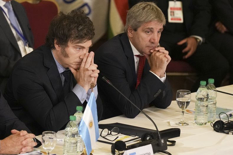 ARCHIVO - El presidente de Argentina, Javier Milei, a la izquierda, y el ministro de Economía, Luis Caputo, en una cumbre del Mercosur, el 6 de diciembre de 2024, en Montevideo, Uruguay. (AP Foto/Matilde Campodónico, Archivo)