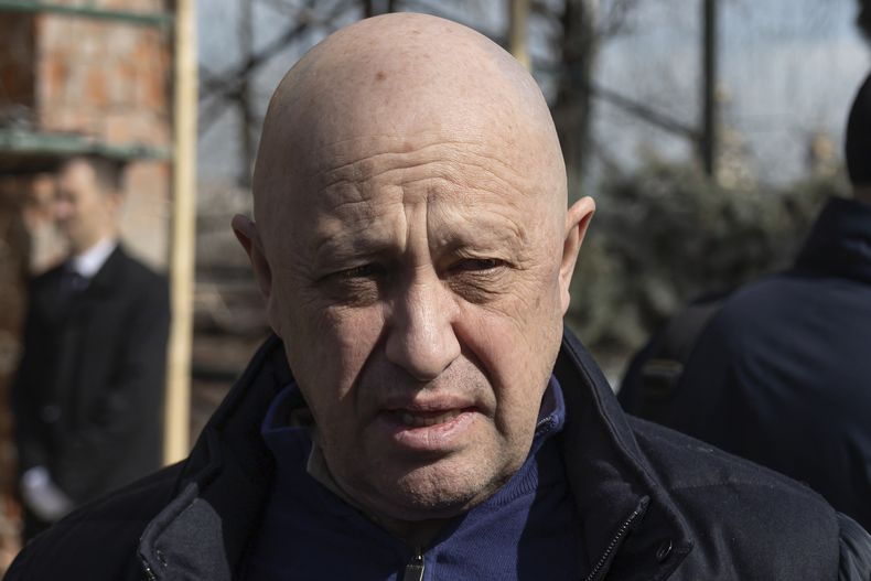 ARCHIVO - Yevgeny Prigozhin, propietario de la compañía militar Grupo Wagner, llega a un funeral el 8 de abril de 2023 en el cementerio Troyekurovskoye, en Moscú, Rusia. (AP Foto/Archivo)