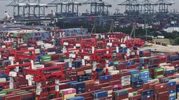 Contenedores listos para ser transportados en el puerto de Shanghai, China, el 9 de junio del 2025. (Chinatopix Via AP)